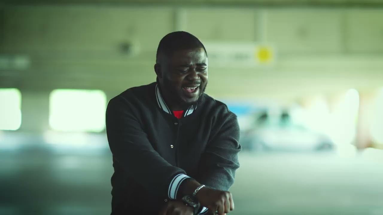 Still from the Dimimu (Hold Me) video